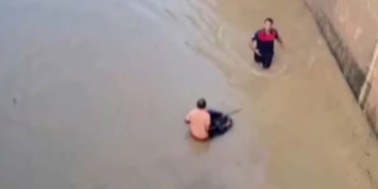 A punto de morir ahogada, mujer en silla de ruedas es rescatada en inundación