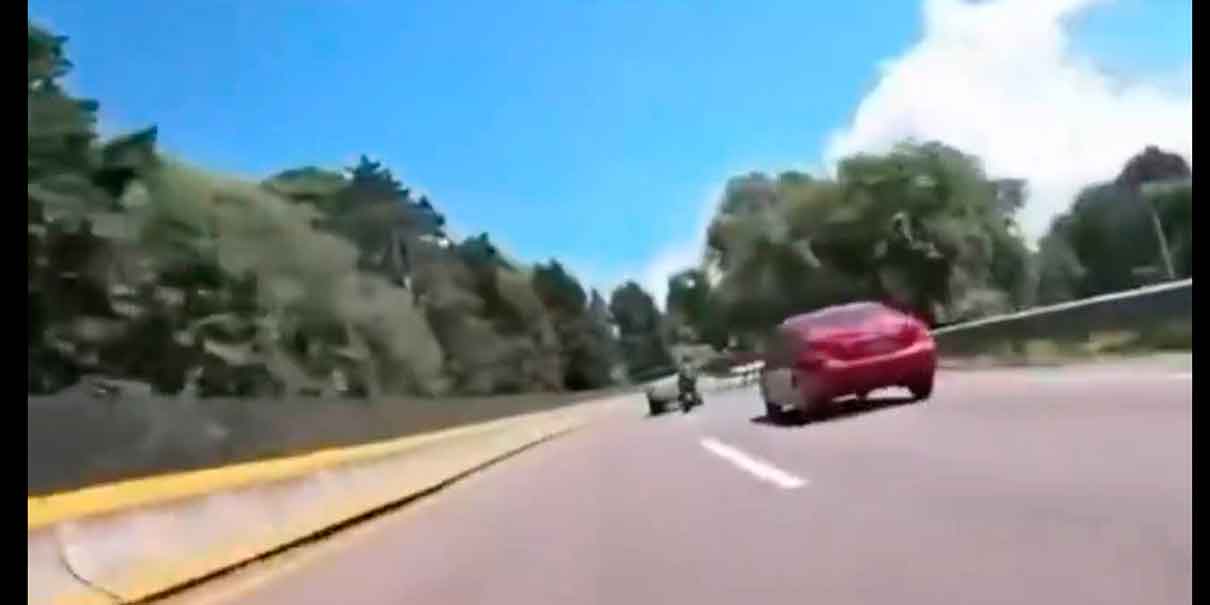 VIDEO. Motociclista juega a Rápidos y Furiosos en la autopista Cuernavaca–México y termina destrozado contra camioneta