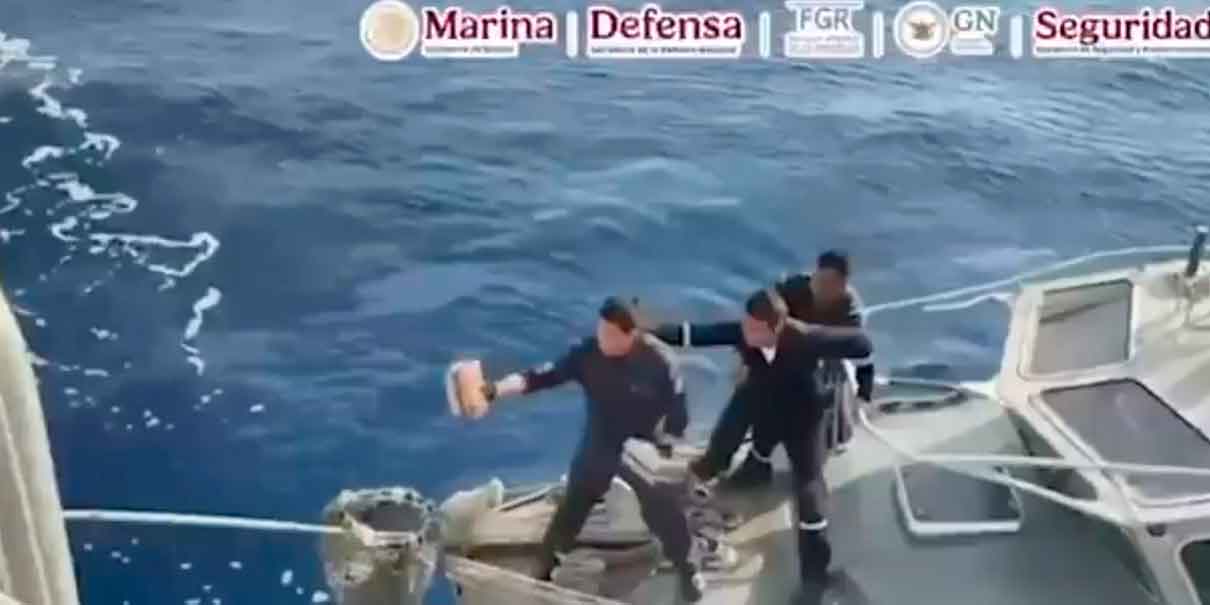 Marina asegura paquetes de cocaína flotando frente a Huatulco, Oaxaca