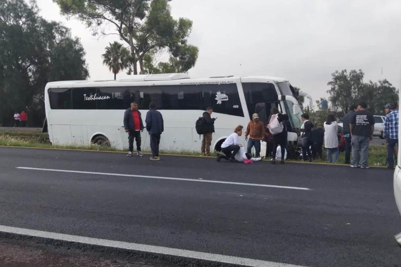 Unidad de pasajeros vuelca a la altura de Teotihuacán
