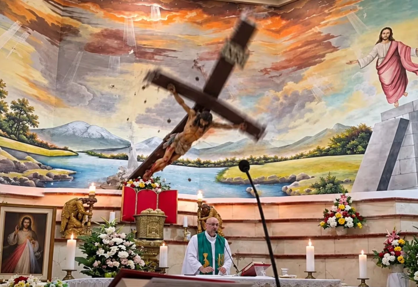 Muere sacerdotes tras impacto por una cruz durante transmisión en directo