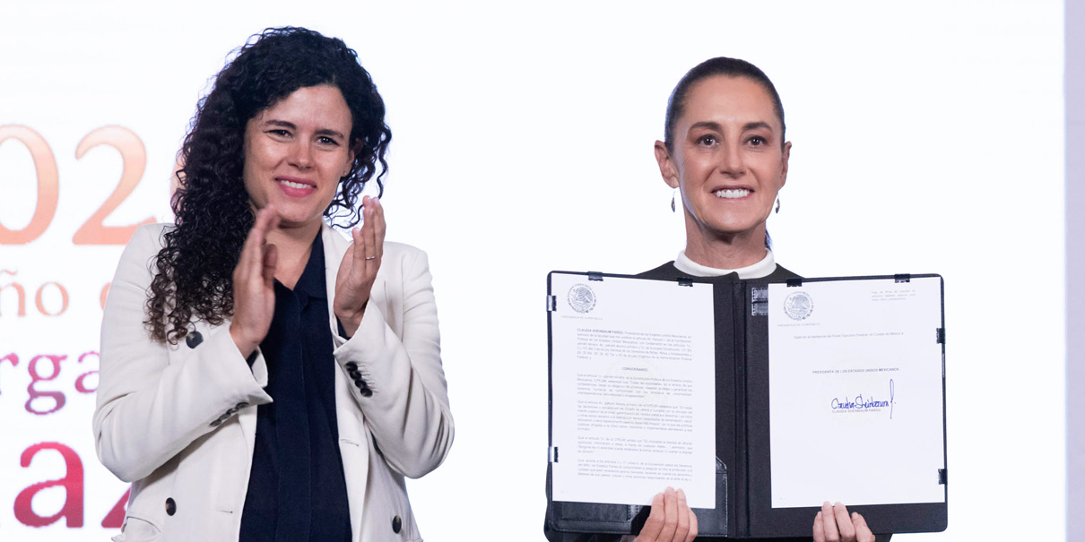 Sheinbaum firma decreto para proteger a menores en redes sociales de México