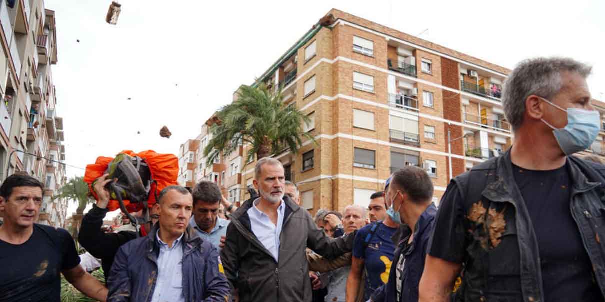 Lanzan lodo e insultos al rey de España en visita a zona damnificada por inundaciones