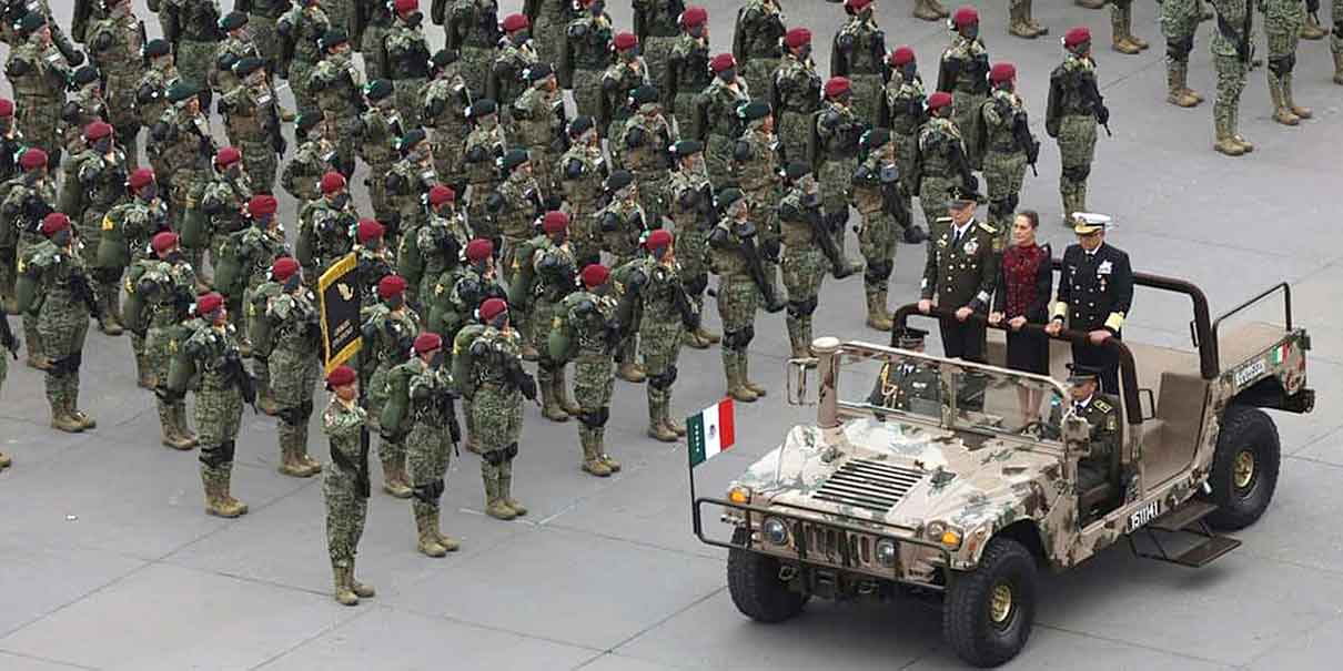 Sheinbaum presidió su primer desfile como comandanta suprema de las Fuerzas Armadas