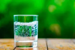 ¿Es saludable el agua mineral para el cuerpo?