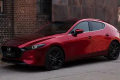 Mazda 3 Sedán 2026, el compacto japonés estrena versión electrificada