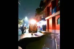 Perrito cae a enorme socavón en Guatemala y alcalde lo rescata con vida. VIDEO 