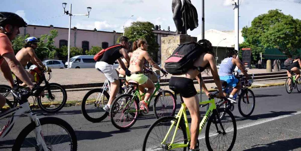 Con rodada al desnudo, exigen respeto para los ciclistas en Guadalajara