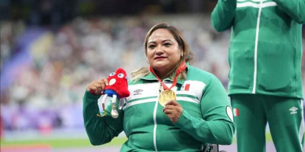 Gloria Zarza recibe oro con lágrimas de alegría