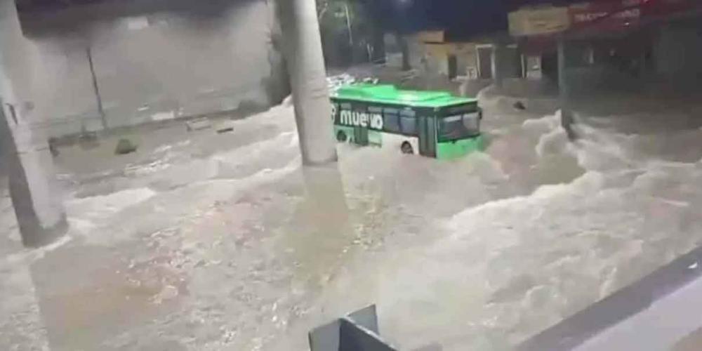 Intensas lluvias en NL dejan tres muertos, autos varados y avenidas inundadas