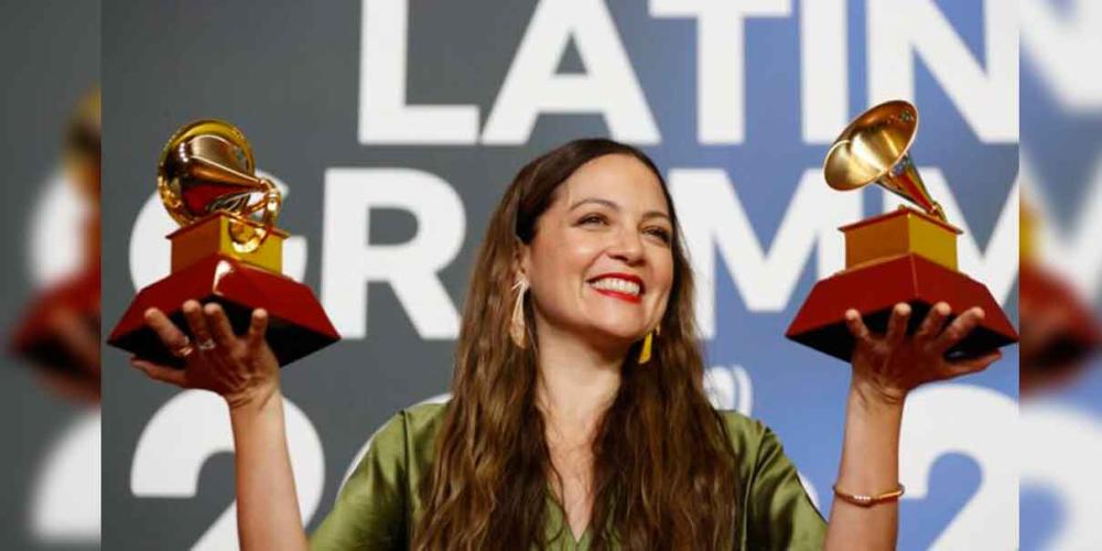 Lafourcade supera a Shakira al ser ganadora de 18 Latin Grammy