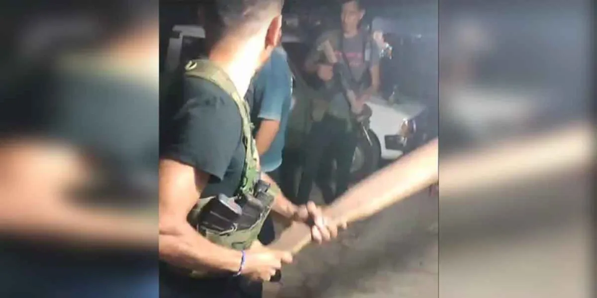 VIDEO. Presuntos sicarios dan de tablazos a policía de tránsito 