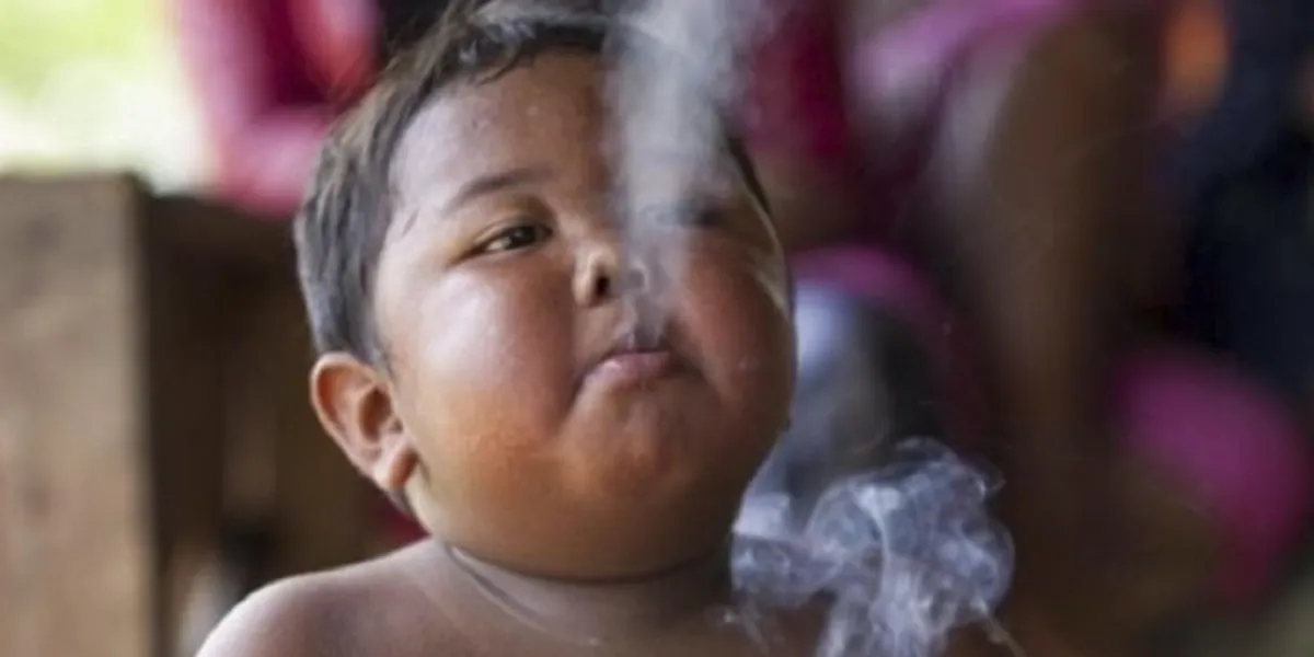 La historia de rehabilitación de Ardi Rizal, el niño que fumaba 40 cigarrillos al día