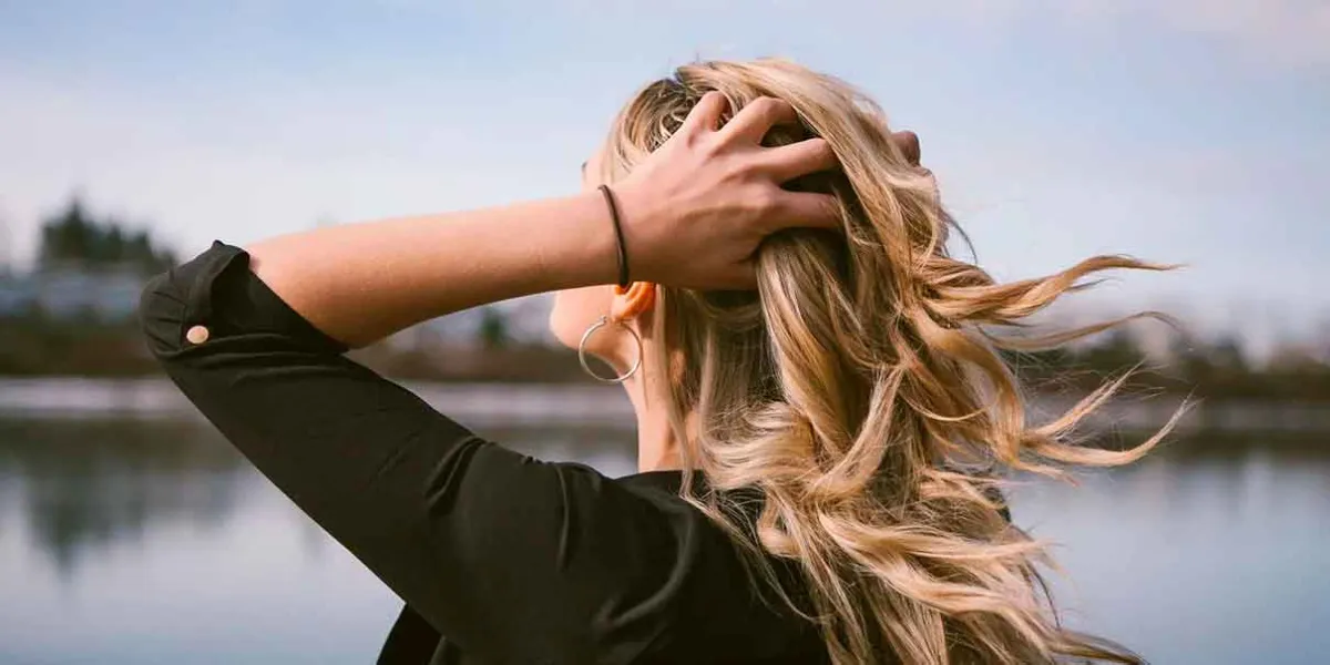 Cremas para secar el pelo al aire: cómo funcionan y qué hacen de verdad