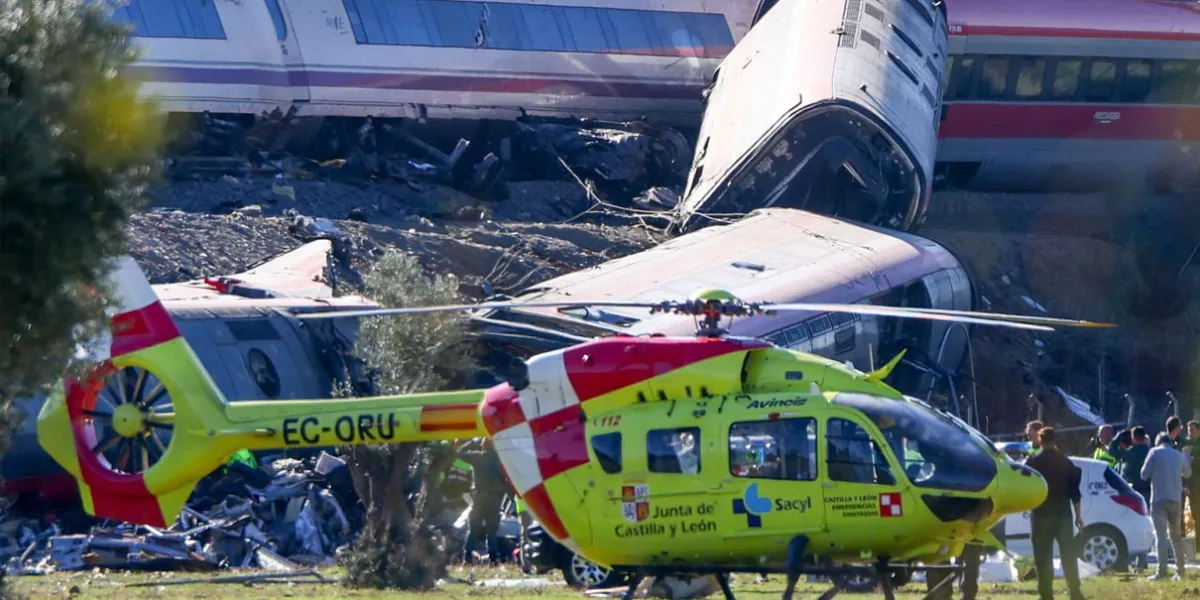 CHOQUE DE TRENES de alta velocidad en España deja decenas de muertos