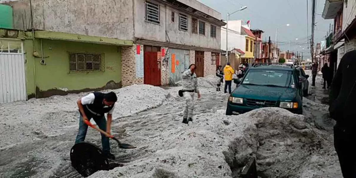 VIDEOS. Calles y autos sepultados en granizo deja torrencial lluvia en Puebla