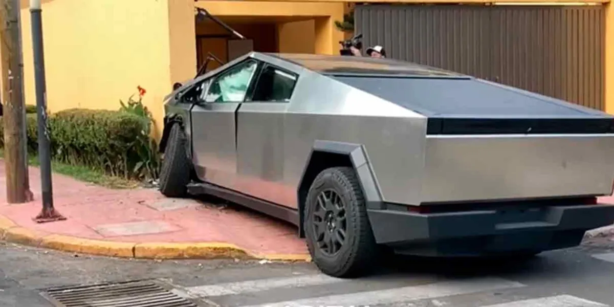 VIDEO. Cybertruck de Tesla impacta una casa en CdMx: Junior pagará daños