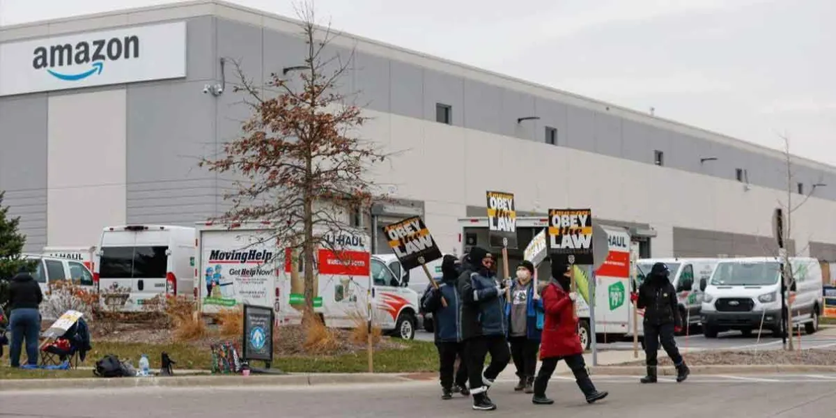 A días de la Navidad, trabajadores inician huelga en instalaciones de Amazon en EU