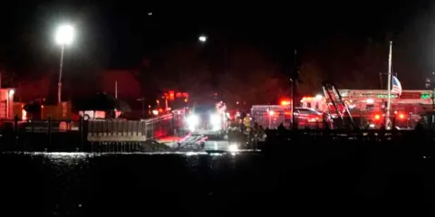 Se estrellan avión y helicóptero en Washington; al menos hay 60 muertos 
