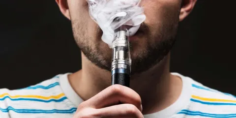 Cárcel de hasta 8 años para quienes produzcan o vendan vapeadores en México; consumidores quedan sin sanciones