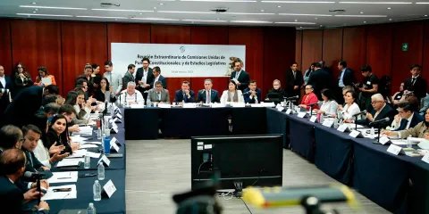 Plan B de Sheinbaum: aprueban reforma que reduce privilegios y regula revocación