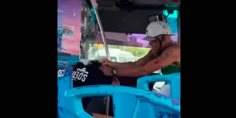 Video brutal: hombre golpea a su pareja en transporte público y pasajeros le dan golpiza