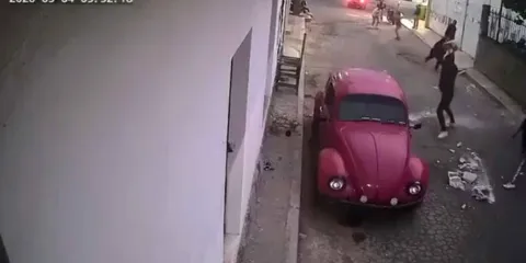 VIDEOS. Guerra de “blockazos” en Zacatepec deja un herido y daños materiales