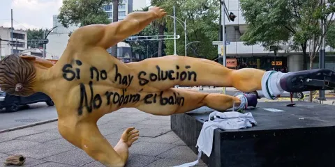 CNTE en “modo hooligans”: vandaliza exposición del Mundial y exige audiencia con Sheinbaum