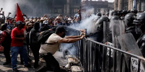 Con vallas y gases, la CNTE rompe cerco policial en el Zócalo y se registra enfrentamiento con fuerzas de seguridad