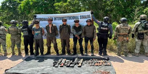 Ocho detenidos, 33 armas, autos y droga: golpe federal en el sur de Sinaloa