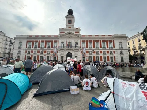 El "nuevo 15-M" acampa en la Puerta del Sol: Jóvenes exigen a Pedro Sánchez frenar la crisis de la vivienda