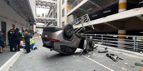 Auto cae en Galerías Coapa: qué se sabe de la barrera de protección