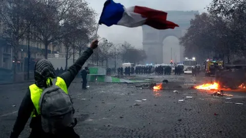 Emmanuel Macron condena violentos disturbios en Francia y promete mano dura contra saqueadores