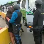 VIDEO. Mujer detenida arrebata arma a guardia y deja varios heridos durante transmisión en vivo