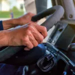 ¡Con todo y pasaje! Conductor persigue a su pareja tras cacharla con su amante