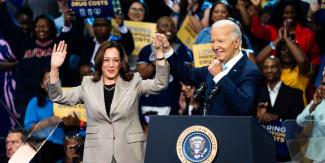 Biden recibe una abrumadora ovación en la convención demócrata y pasa el testigo a Harris