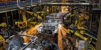 Trump amenaza a Canadá con arancel de 50% a autos desde 2027