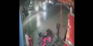 Jóvenes ignoran alto y salen volando tras chocar con camioneta. VIDEO