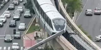 Así fue el brutal choque de un tren contra una grúa en el monorriel de Brasil