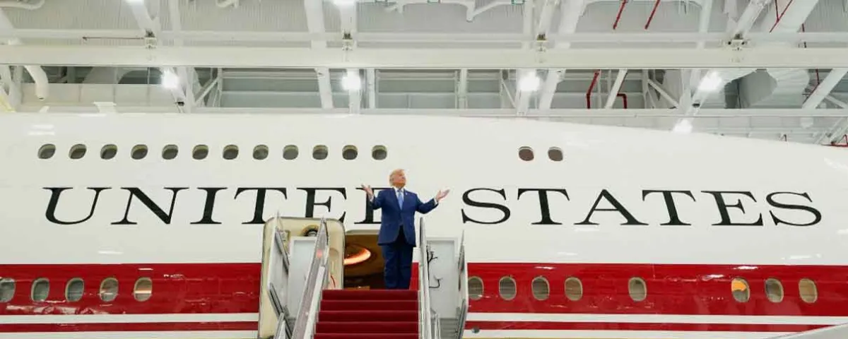 Trump presenta un nuevo Air Force One de lujo donado por Qatar en medio de polémica política