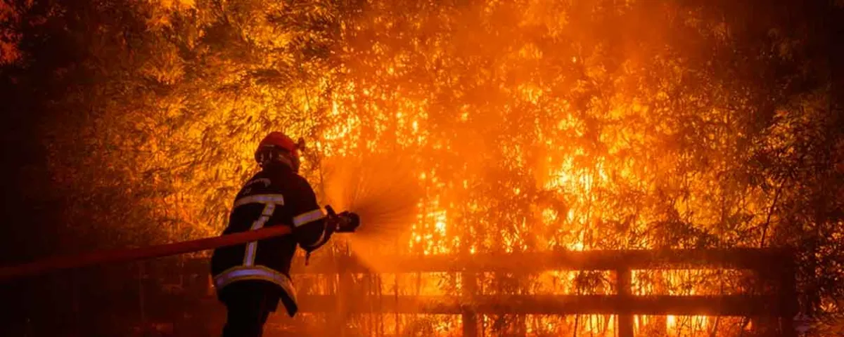 Incendio en Francia se mantiene fuera de control: 240 viviendas destruidas, 220 mil evacuados