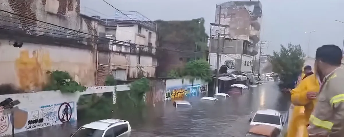 ¡Acapulco bajo el agua! Simón arrastra autos, provoca deslaves y paraliza calles