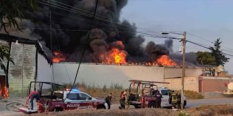 Incendio arrasa fábrica de veladoras en Texmelucan