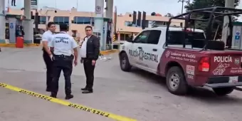 VIDEOS. Trabajadora de gasolinera es baleada en la cabeza por su expareja en Puebla