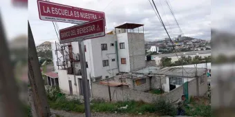 Habitantes de la colonia Cuarta Transformación retiran placas con frases de AMLO